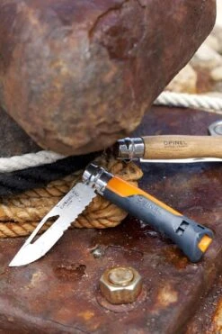 Opinel N°08 Outdoor Zakmes - Oranje -Campingreeksen Winkel 3123840015779 opinel outdoor 8 oranje sfeer2 resultaat