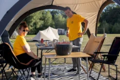 LotusGrill XL Hybrid Houtskoolbarbecue - Rood -Campingreeksen Winkel lotus grill in gebruik met toppy shirtje 2